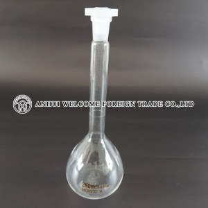 clear-glass-volumetric-flaks